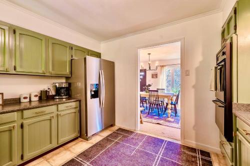 Facilities, 17 Min to NRG | Grill | Huge Yard | Private | Cozy in Oak Hill (WV)