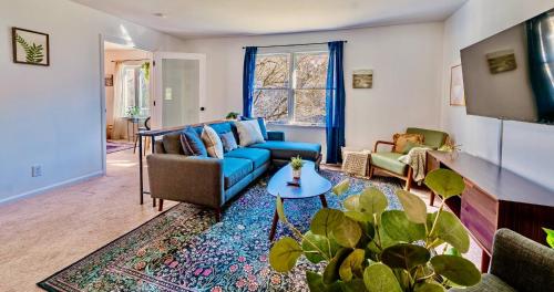 17 Min to NRG | Grill | Huge Yard | Private | Cozy in Oak Hill (WV)