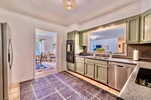 Kitchen, 17 Min to NRG | Grill | Huge Yard | Private | Cozy in Oak Hill (WV)