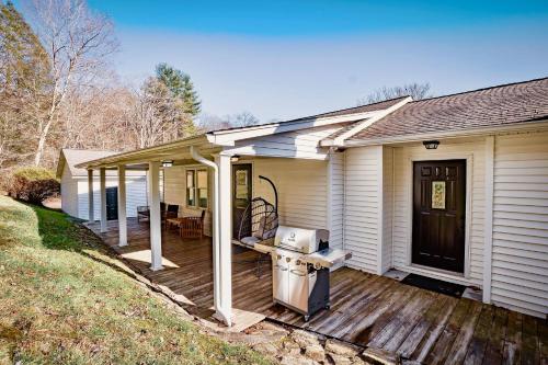 Facilities, 17 Min to NRG | Grill | Huge Yard | Private | Cozy in Oak Hill (WV)