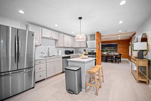 Facilities, 10min to NRG | Hot tub | Sauna | Firepit | 4br 3ba in Oak Hill (WV)