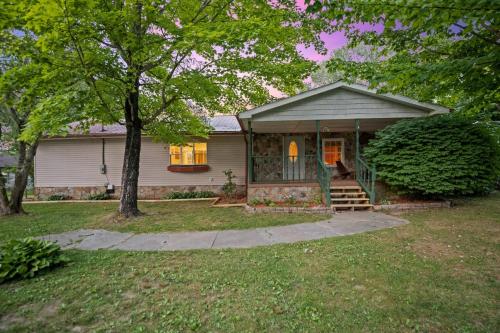 Facilities, 10min to NRG | Hot tub | Sauna | Firepit | 4br 3ba in Oak Hill (WV)