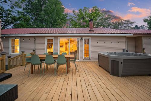 Facilities, 10min to NRG | Hot tub | Sauna | Firepit | 4br 3ba in Oak Hill (WV)