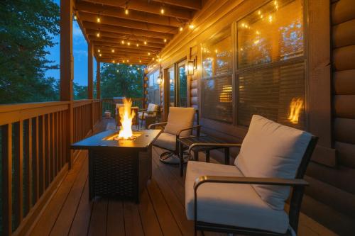 Cozy Pigeon Forge, Theater, Game Room, Hot Tub