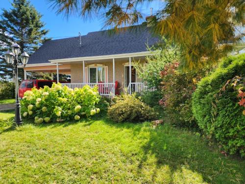 Dārzs, Saguenay-Lac-Saint-Jean Getaway 3-Bedroom Holiday Cottage with Garden View in Petit-Bégin (QC)