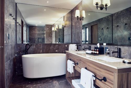 room detail thumbnail 2