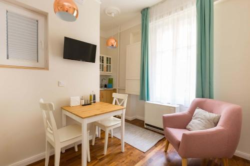 Vibrant Downtown Gem with AC, Budapest