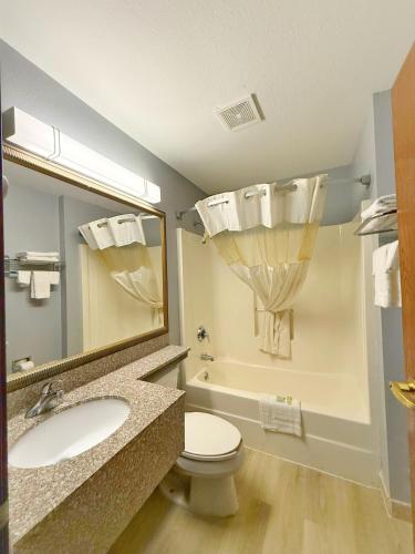 BlissPoint Inn & Suites, Northwood