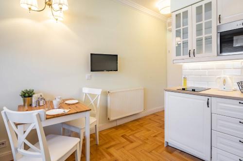 Chic Central Retreat - Modern Comfort - main image