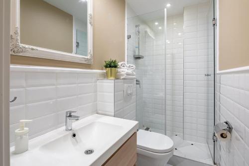 Chic Central Retreat - Modern Comfort - image 11
