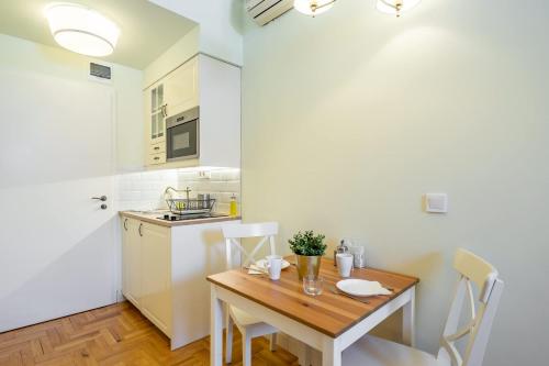Elegant Central Haven - Contemporary Design and Heritage Vibes - image 7