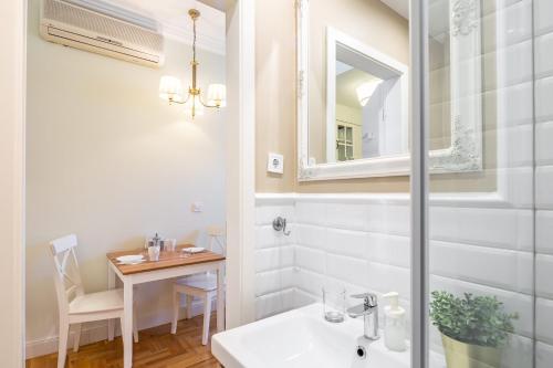 Elegant Central Haven - Contemporary Design and Heritage Vibes - image 11