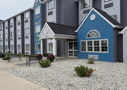 . BlissPoint Inn & Suites, Northwood
