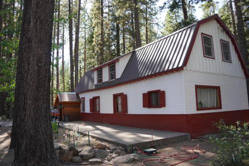 . Tamarack Lodge Motel