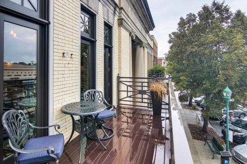 Modern Dtwn Condo with Balcony in Hendersonville in Hendersonville