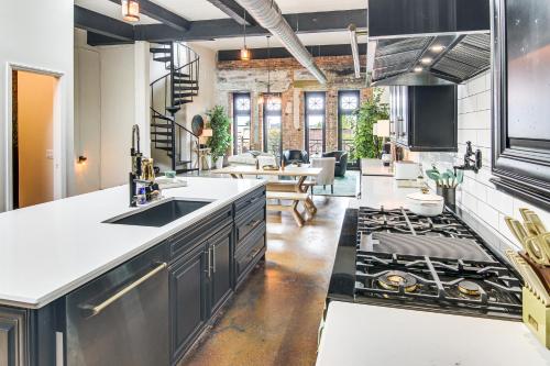 Modern Dtwn Condo with Balcony in Hendersonville in Hendersonville