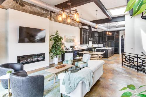 Modern Dtwn Condo with Balcony in Hendersonville in Hendersonville