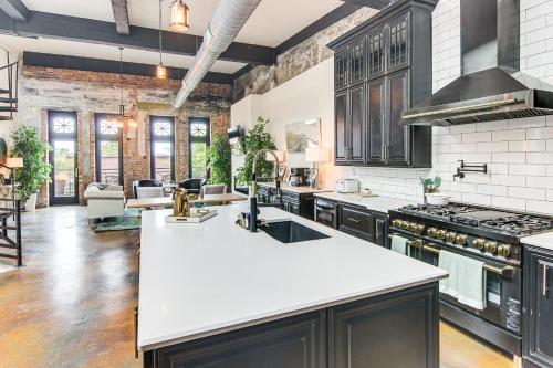 Modern Dtwn Condo with Balcony in Hendersonville in Hendersonville