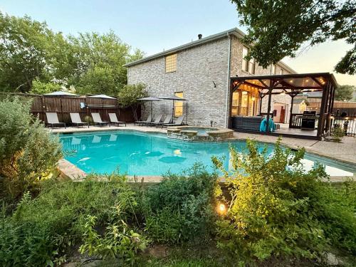 Heated Pool & Spa Mini Golf Bowling Game Room perfect for family