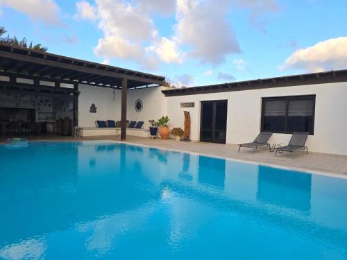 Villa Nazoly, Oasis de Tranquilidad con Piscina Privada en el Corazón de Lanzarote