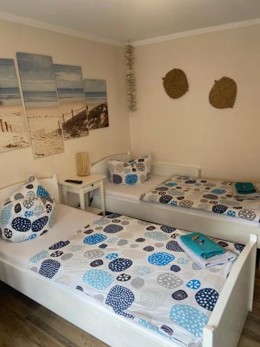 2 twin beds