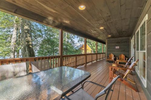 Hummingbird Cabin with a private hot tub in South Pittsburg (TN)