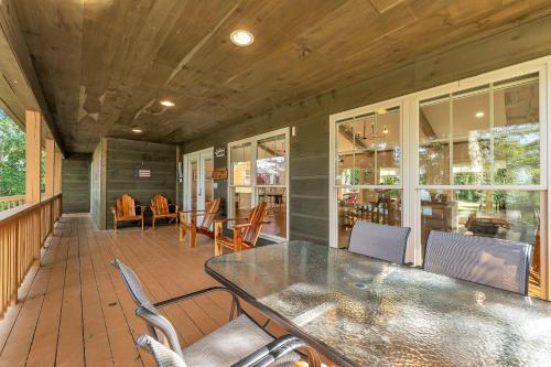 Hummingbird Cabin with a private hot tub in South Pittsburg (TN)
