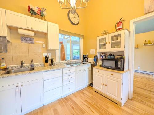 Waterfront Comfy Guesthouse, PEC in Gardenville (ON)