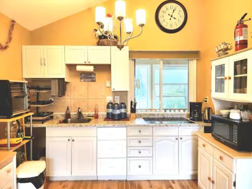 Waterfront Comfy Guesthouse, PEC in Gardenville (ON)