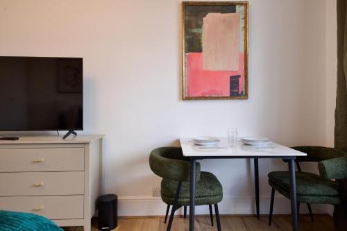 Emerald cosy room with dedicated Toilet, London (photo 9)