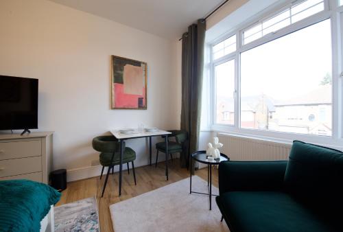 Emerald cosy room with dedicated Toilet, London (photo 10)