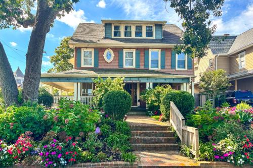 Spacious Home about 4 Blocks to Asbury Park Beach! in 阿斯伯里公園