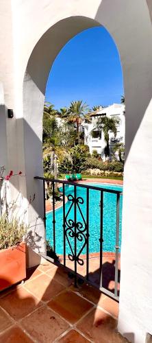 Beachfront Apartment - Pool - 2min to Beach - Free Parking & Fast WiFi