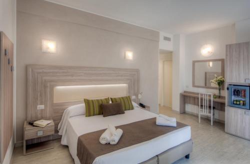 Deluxe Double or Twin Room with Balcony image 8