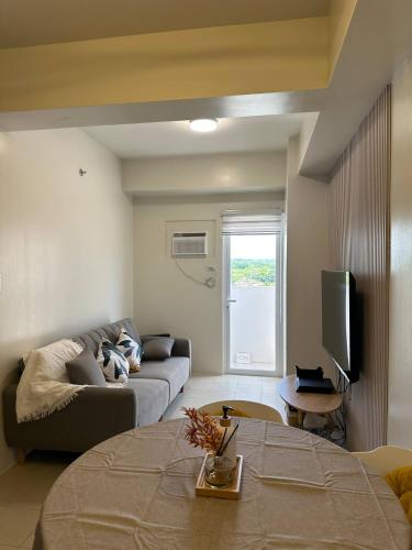 1Bedroom, living room w balcony ADHI staycation in Binan