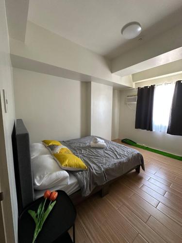 1Bedroom, living room w balcony ADHI staycation in Binan