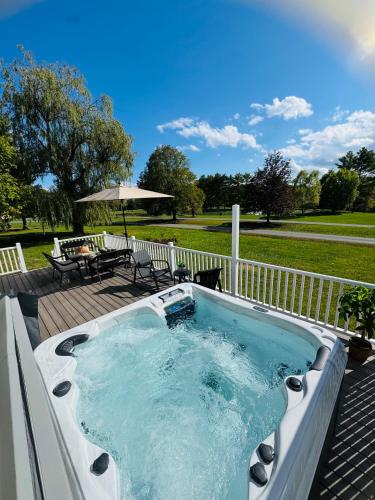 Relaxing with Hot Tub - Pond Front & Outdoor Fire Place Upstate - Catskills