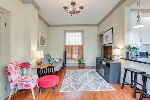 Franklin Home with Deck, Creek Views Walk to Shops in فرانكلين