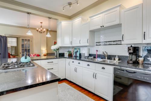 Franklin Home with Deck, Creek Views Walk to Shops in فرانكلين