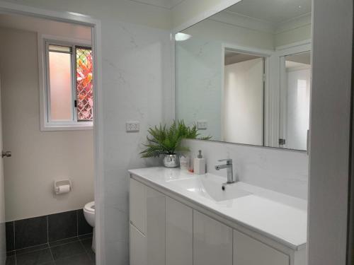 حمام, Fabulous Stunning Garden View King Bedroom with shared bathroom at MC 2079 in Berowra