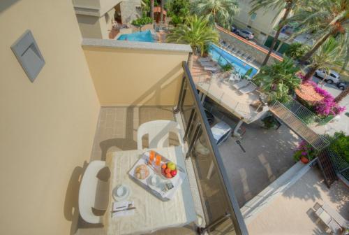 Deluxe Double or Twin Room with Balcony image 4
