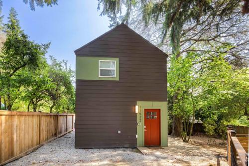 Modern 2025 Retreat with Triple AC in Quiet Area