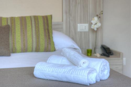 Deluxe Double or Twin Room with Balcony image 5