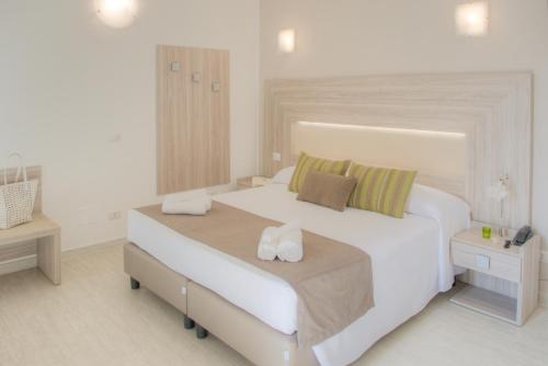 Deluxe Double or Twin Room with Balcony image 3