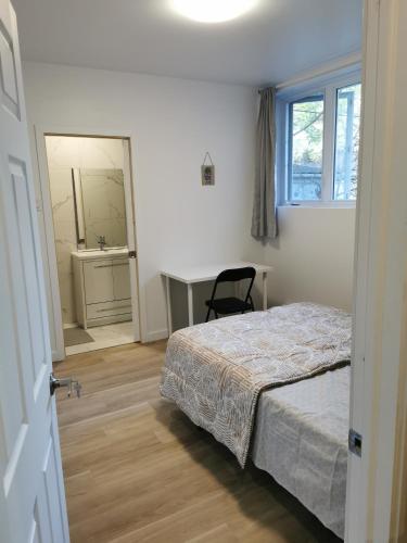 Guestroom, Peaceful Enlightened Stay in Villeray-Saint-Michel-Parc-Extension