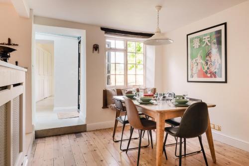 Historic 3 Bedroom Cottage in the Cotswolds in Milton-under-Wychwood