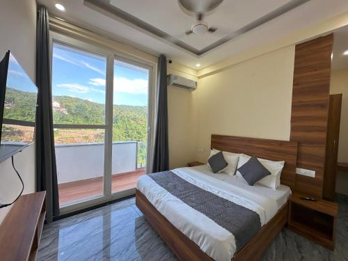ระเบียง/ชานเรือน, Hotel Monal Residency in ภัควันต์ปุระ