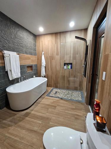 Luxury Stay in Aguadilla 10 min Crash Boat Beach in 아과딜라