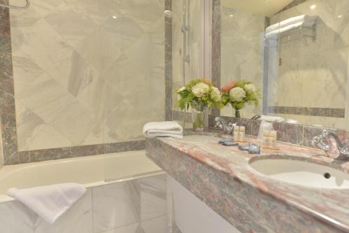 Hotel Suites Unic Renoir Saint-Germain - image 14