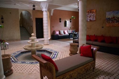 Shared lounge/TV area, Riad Les Jardins de Tafraoute in Ouzina